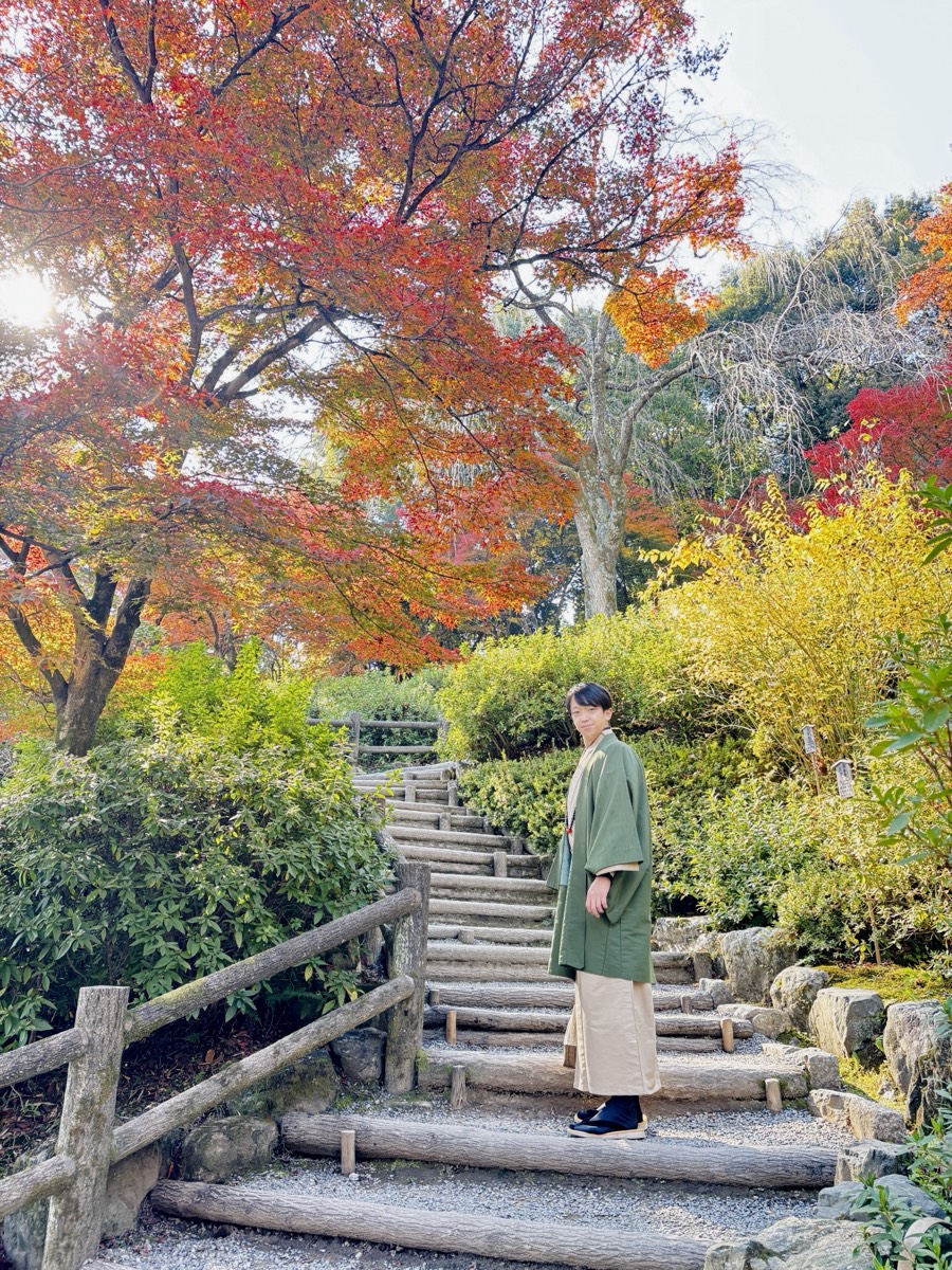 庭園で和装姿の瀬森悠生